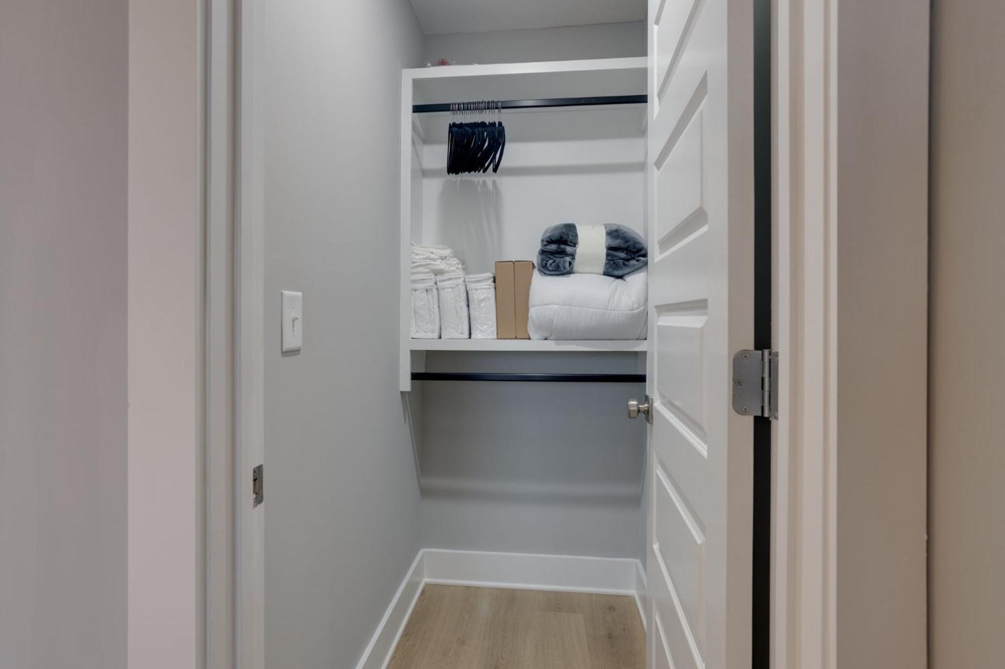 Modern Townhome, 10Min To Downtown! 8Min To Grand Ole Opry! Sleeps 8! ناشفيل المظهر الخارجي الصورة