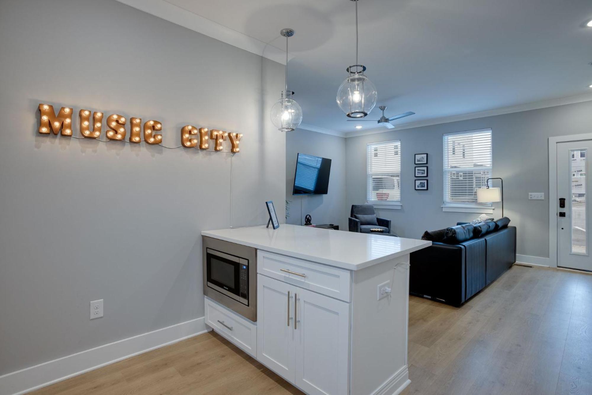 Modern Townhome, 10Min To Downtown! 8Min To Grand Ole Opry! Sleeps 8! ناشفيل المظهر الخارجي الصورة