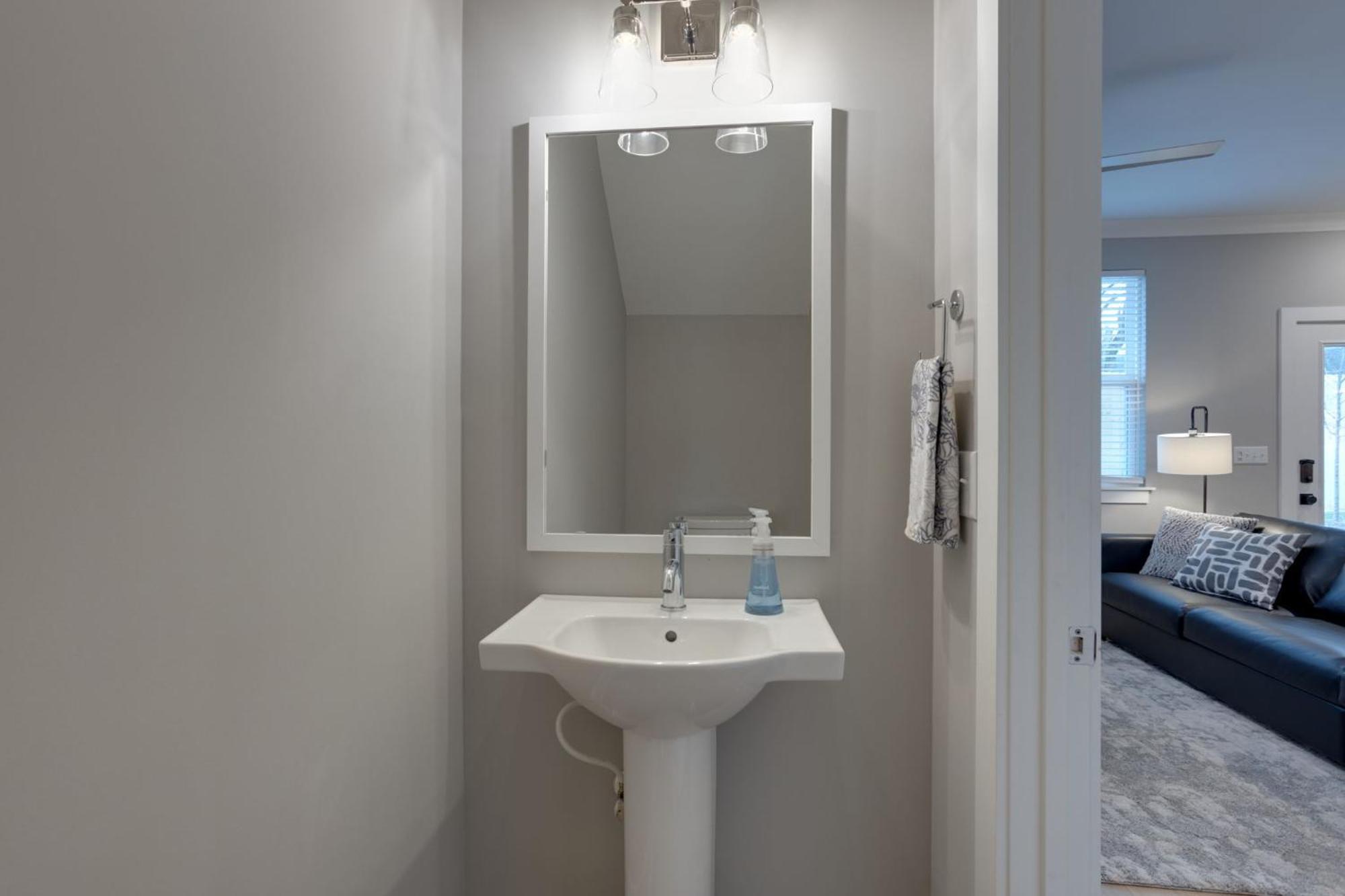 Modern Townhome, 10Min To Downtown! 8Min To Grand Ole Opry! Sleeps 8! ناشفيل المظهر الخارجي الصورة
