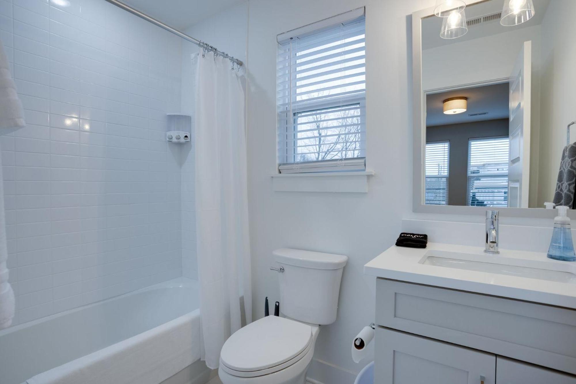 Modern Townhome, 10Min To Downtown! 8Min To Grand Ole Opry! Sleeps 8! ناشفيل المظهر الخارجي الصورة