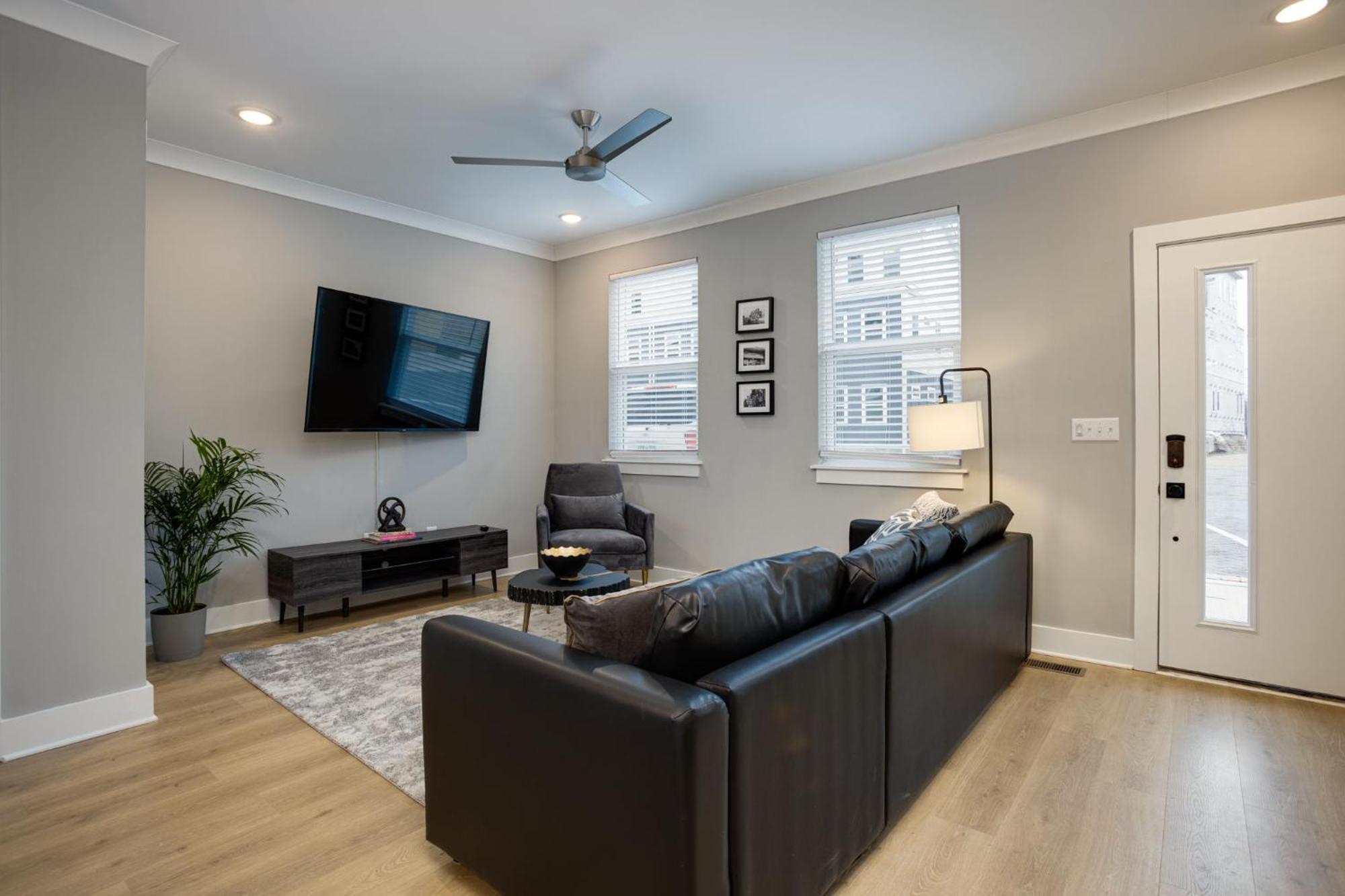 Modern Townhome, 10Min To Downtown! 8Min To Grand Ole Opry! Sleeps 8! ناشفيل المظهر الخارجي الصورة